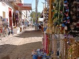Souvenierläden an der Hafenpromenade von Ali Bey