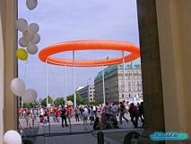 Blick durchs Brandenburger Tor auf den Pariser Platz