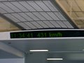 431 km/h !!! Höchstgeschwindigkeit im Normalbetrieb. Wird allerdings nur kurz gehalten bevor schon wieder mit dem Abbremsen begonnen werden muss.