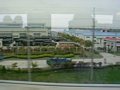 Blick aus dem Zugfenster auf Shanghai während der Fahrt.