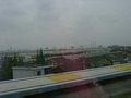 Blick aus dem Zugfenster auf Shanghai während der Fahrt.