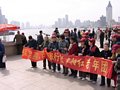Die typisch chinesischen Ausflugsgruppen mit Banner und oft auch gleichen Schirm-Mützen usw.