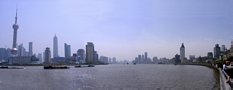Panoramablick von der Promenade am Bund - von der Pudong Skyline über den Huangpu-Fluss zum Bund