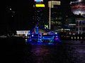 Auch die Sightseeing Boote sind alle bunt beleuchtet