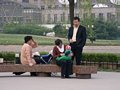 chinesische Familienidylle mit dem EINEN verhätschelten Kind.