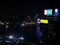 und nun eine Kugel tiefer. - im Vordergrund einige der 'Global Player' vorm Panorama der Flussmündung am Huangpu-Fluss
