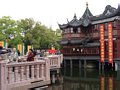 Nach chinesischem Glauben können böse Geister nur geradeaus laufen und kommen hier also nicht rüber. ;-)