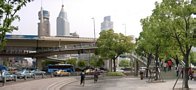 Solche Fussgängerbrücken an Straßenkreuzungen finden sich in Shanghai häufiger. Ist bei dem Verkehrschaos wohl auch besser so. Nur nicht sehr praktisch für Kinderwagen und Rollstuhlfahrer.