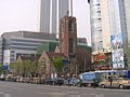 eine christliche Kirche fast versteckt zwischen den Wolkenkratzern