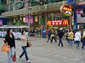 Und die (McDonald's) sind eh überall auf der Welt. :-)