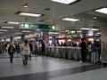 zuerst einmal ein Ticket kaufen - Zum Glück haben die Automaten auch eine englische Anzeige. - und dann ab durch die Schranken :-)