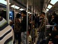 in der U-Bahn während der Fahrt