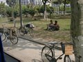 chinesisches 'Arbeitsamt' - auf den Pappen steht was sie können und so warten die Männer auf Arbeitgeber die diese Fähigkeiten brauchen.
