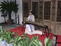 überall wird leise chinesische Musik gespielt